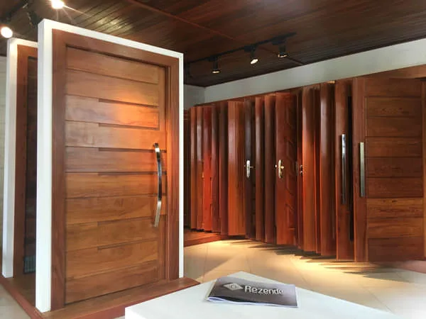 Carpintaria Rezende: Loja Especializada na Fabricação e Venda de Portas de Madeira