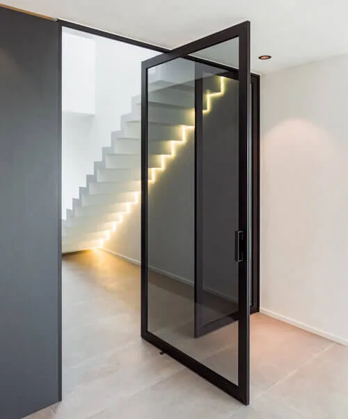 Porta Pivotante com Vidro Fumê Porta Pivotante com Vidro Fumê