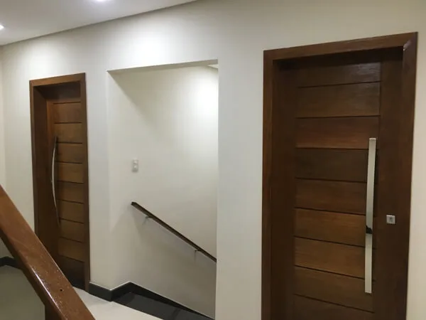 Porta Maciça com Linhas Retas